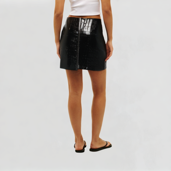 Mature women's high waist tight black short skirt