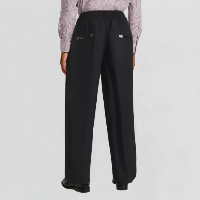 Casual pants with zipper pocket